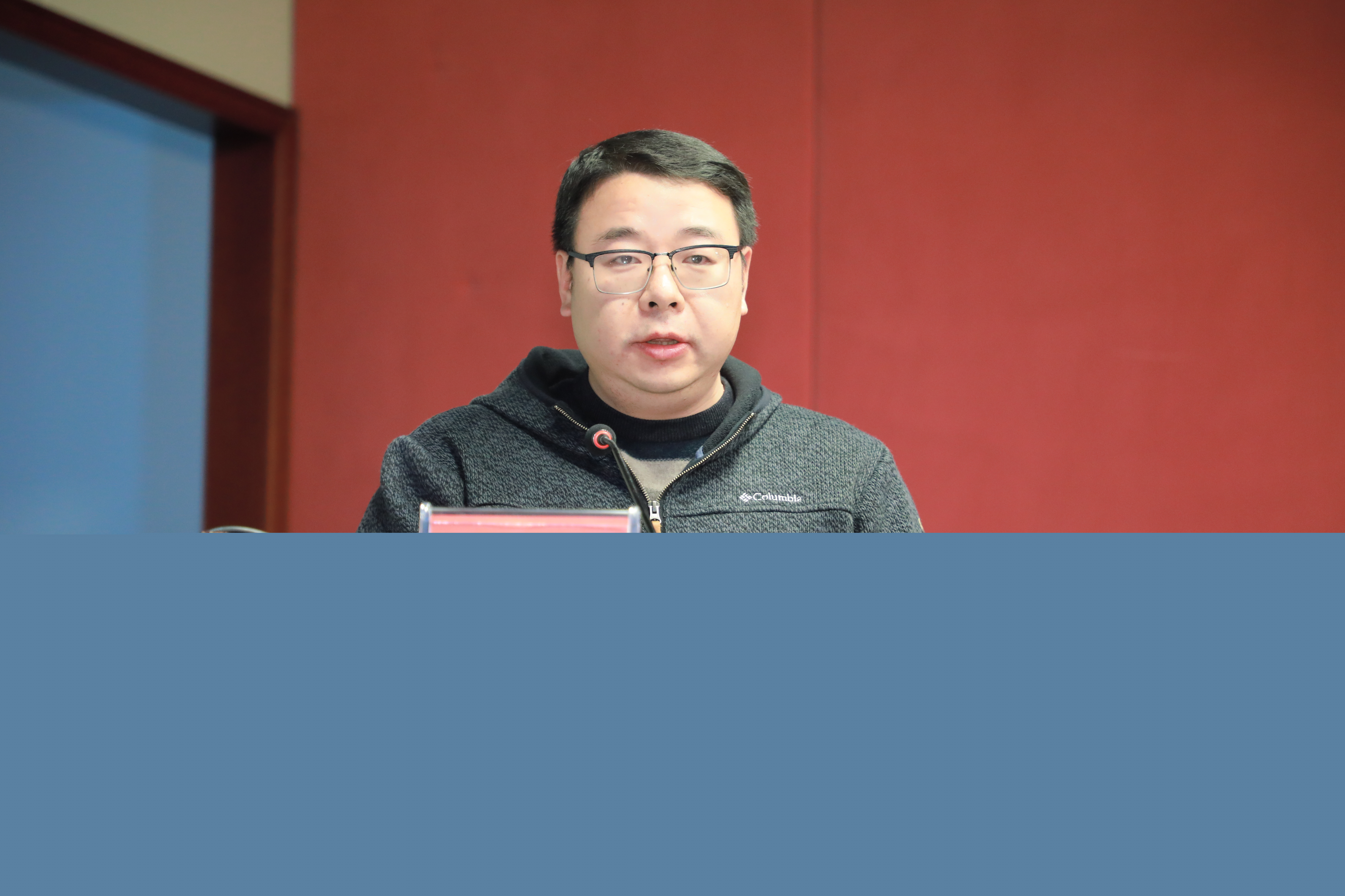 在“采編一線黨旗紅”優...